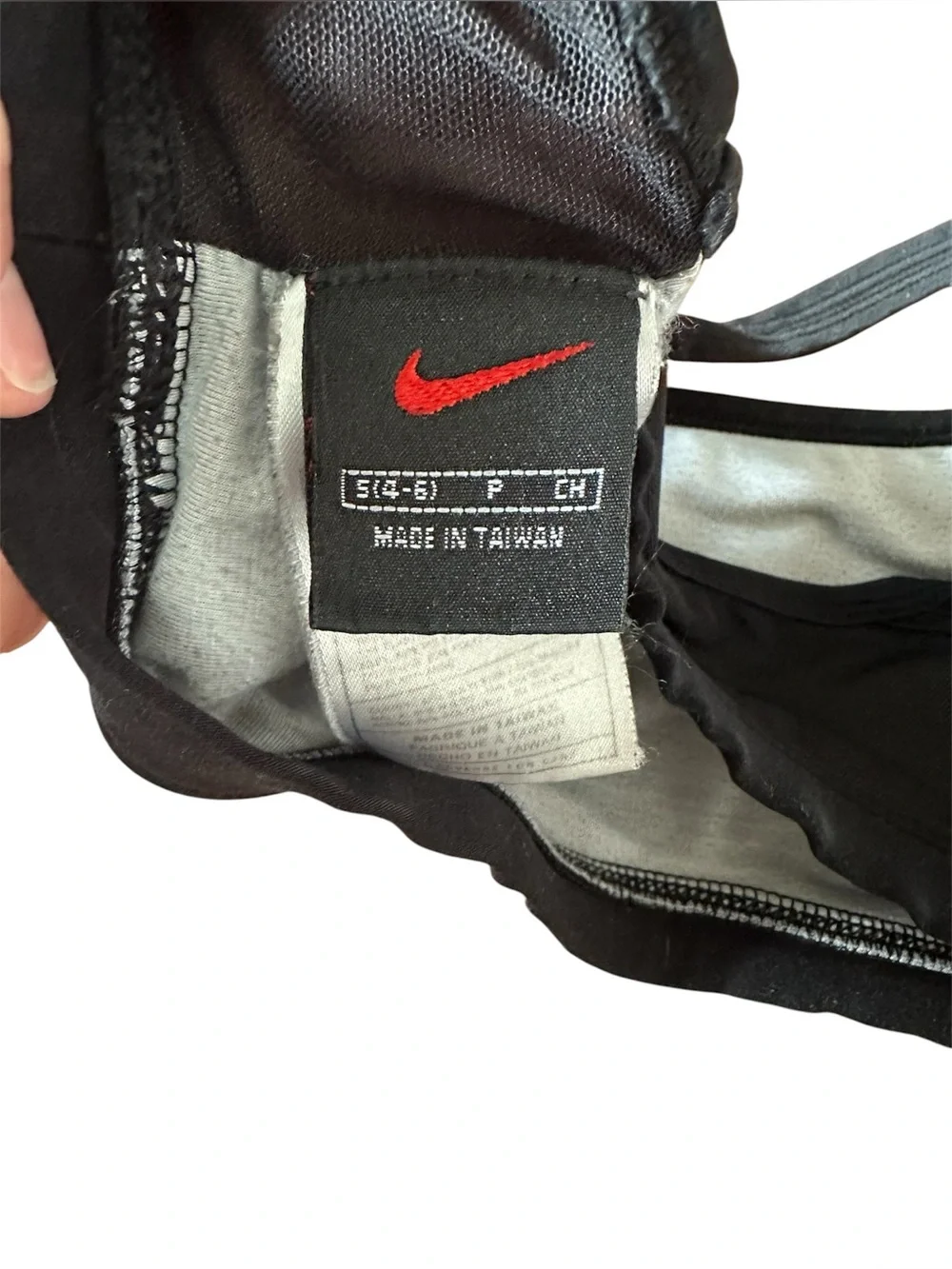 BUNDLE (4) Women’s Nike sport bras Size Small